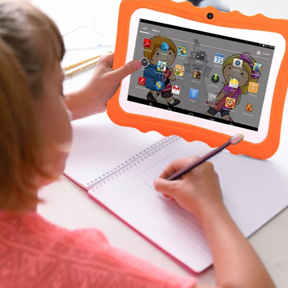 Meisje bedient een oranje SmartKid kindertablet met educatieve apps in kleurrijk design