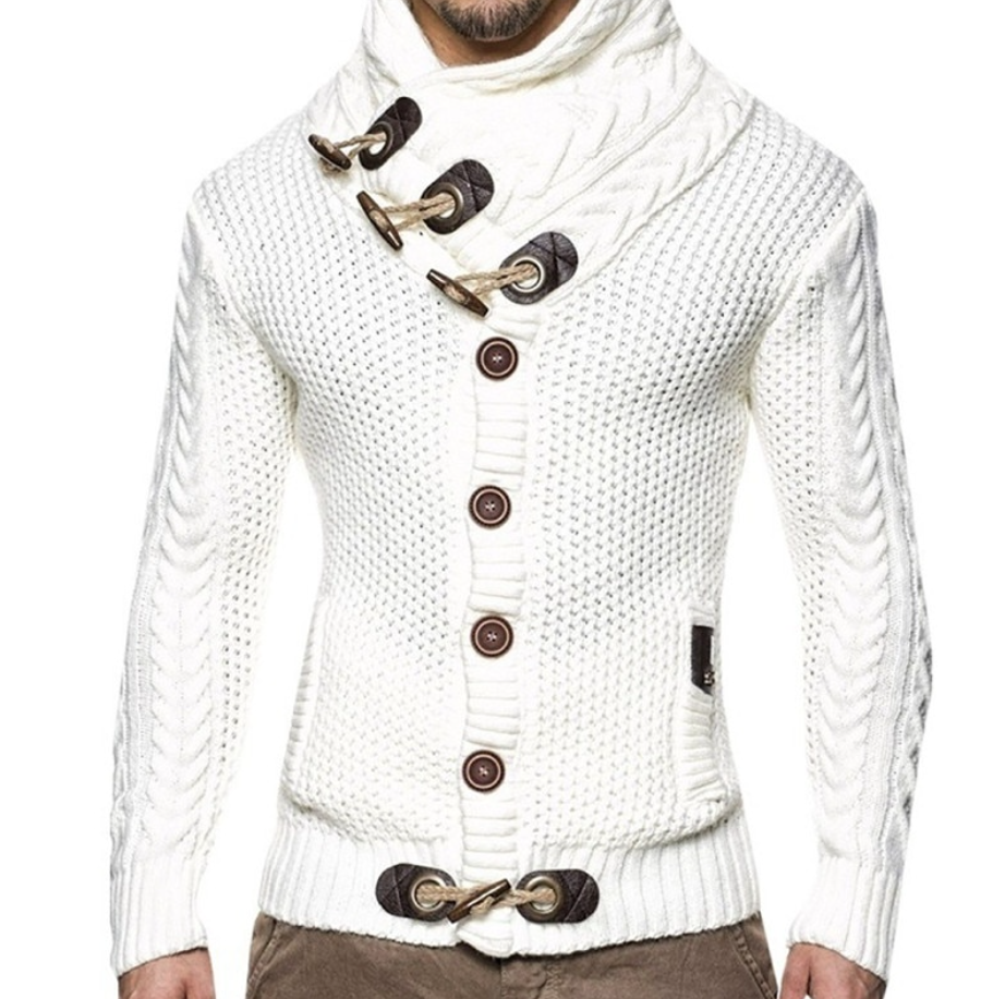 Modieuze man draagt een bruin turtleneck vest, perfect voor de wintermaanden.