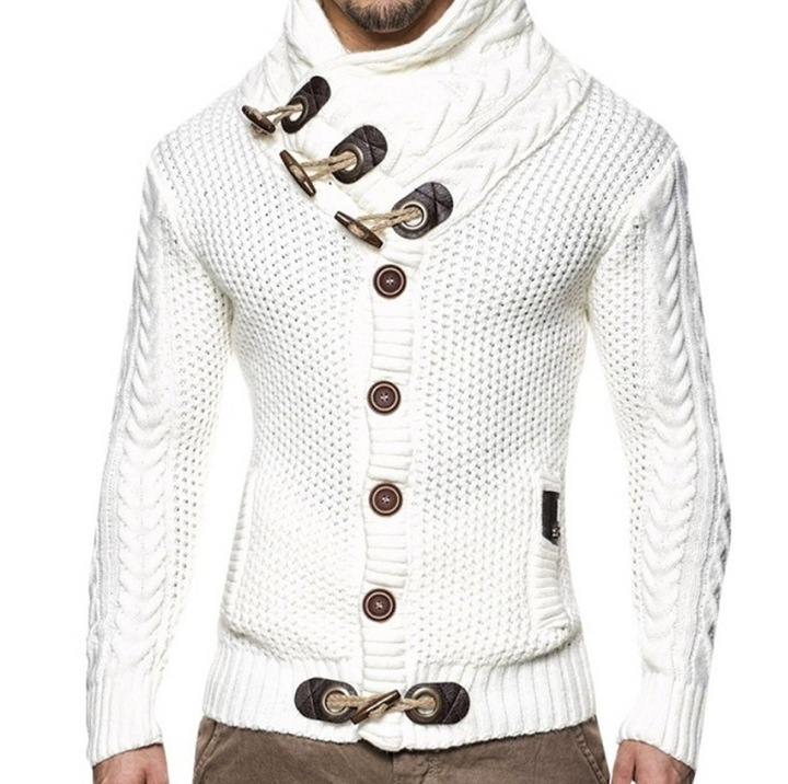 Modieuze man draagt een bruin turtleneck vest, perfect voor de wintermaanden.