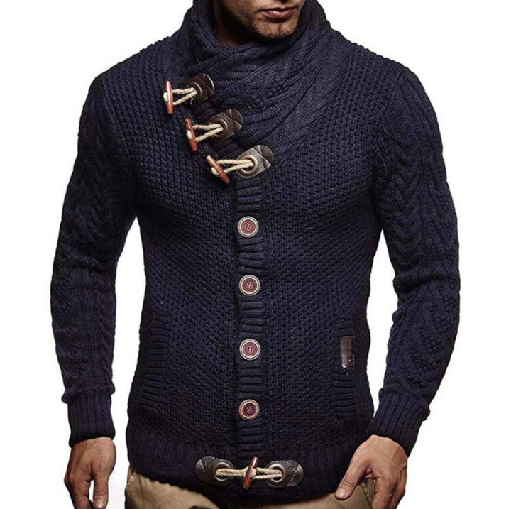 Donkerblauw heren gebreid vest, detail van de knopenrij en de zachte textuur.