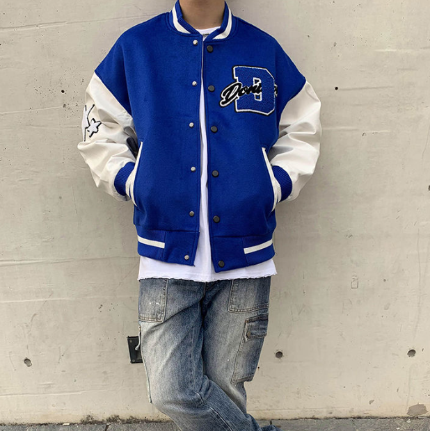 Heren college jas in blauw gedragen met spijkerbroek