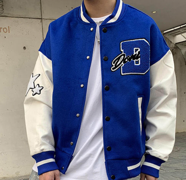 Detailopname van de blauwe baseball jas met witte mouwen