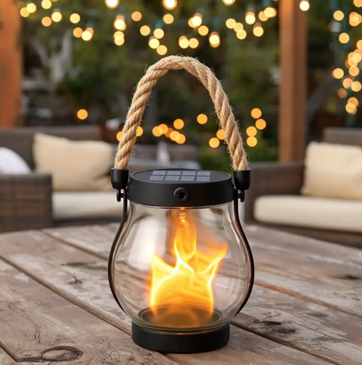 Solar vlamlantaarn met realistische vlam op een houten tuintafel