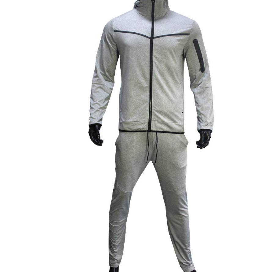Man draagt modern heren trainingspak Taavi. Perfecte sportkleding en comfortabele outfit voor elke dag.
