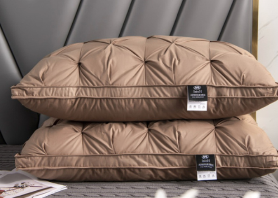 Hypoallergeen ganzendons kussen Aurora Wonen, biedt nekondersteuning en comfortabel beddengoed voor diepe slaap.