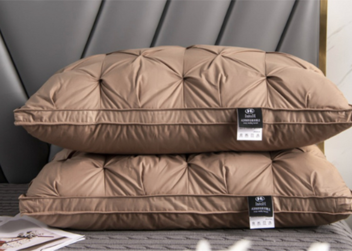 Hypoallergeen ganzendons kussen Aurora Wonen, biedt nekondersteuning en comfortabel beddengoed voor diepe slaap.