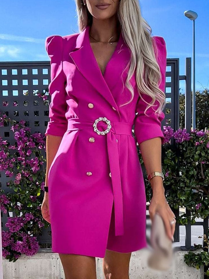Elegante blazerjurk voor dames getoond aan de achterkant met ceintuur