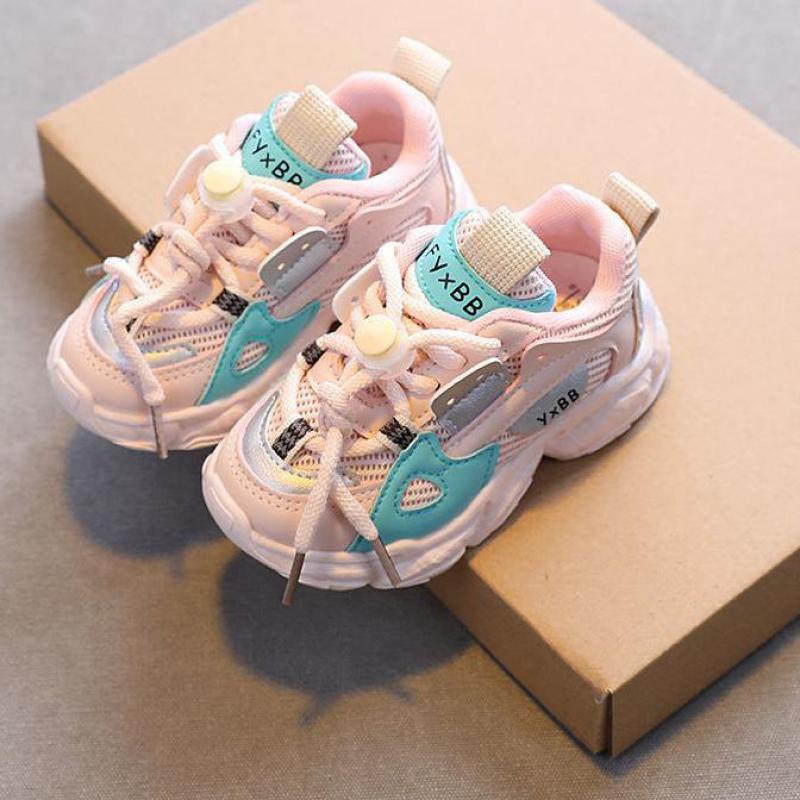Stijlvolle kindersneakers in beige, roze en grijs voor actieve dagen