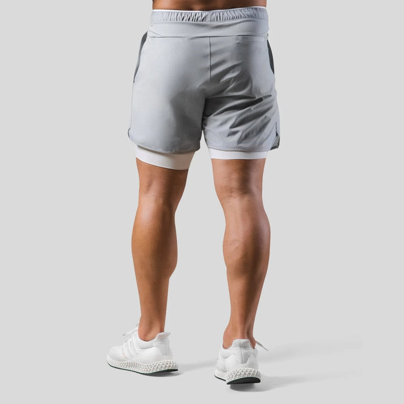 Dynamische foto van de heren 2-in-1 sportbroek in actie, perfect voor hardloop prestaties.