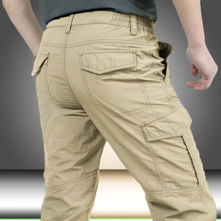 Close-up van de stevige stof van de Mannen Cargo Broek Eddy, gemaakt voor comfort en lange levensduur buiten.