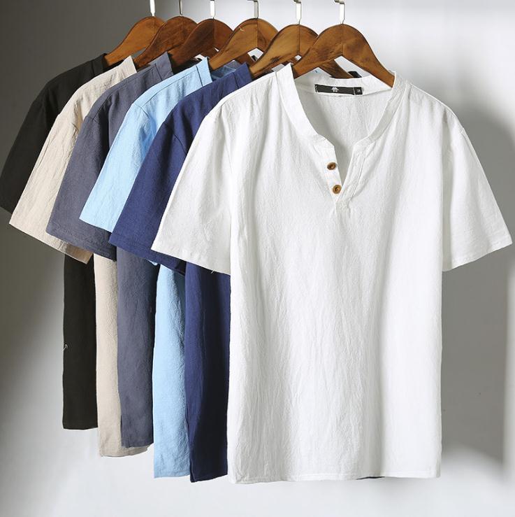 Heren T-shirts in diverse kleuren, netjes op hangers