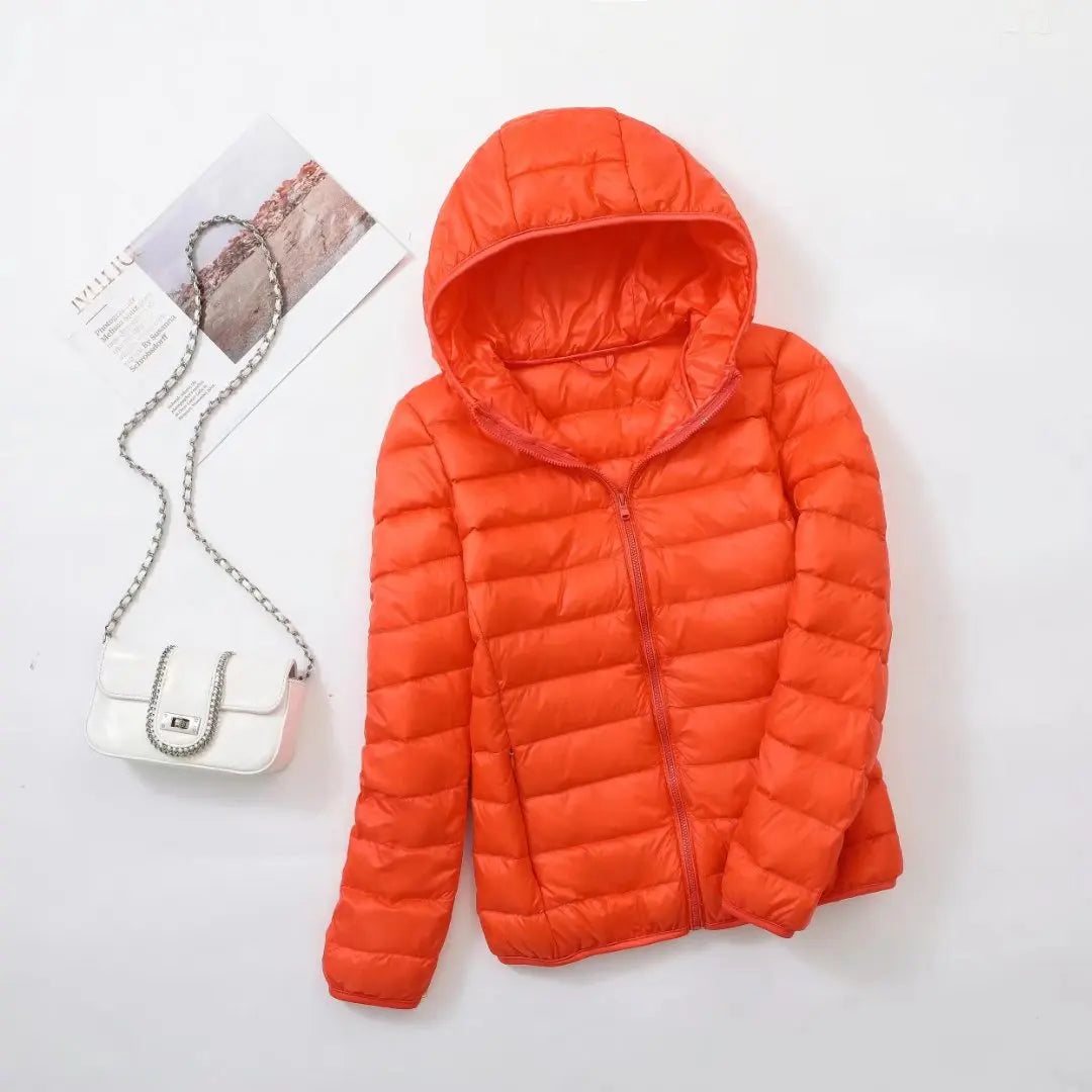 Zwarte Hoymans dames donsjas, met capuchon, warmte en stijl voor de winterperiode.