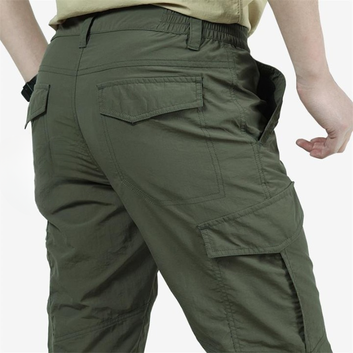 Man wandelt in comfortabele Mannen Cargo Broek Eddy; een duurzame outdoor broek voor elke avonturier.