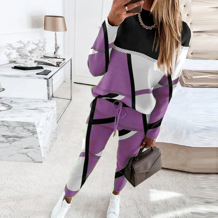 Detail van de O-hals trui uit de comfortabele dames tweedelige set Sophie met lange broek.