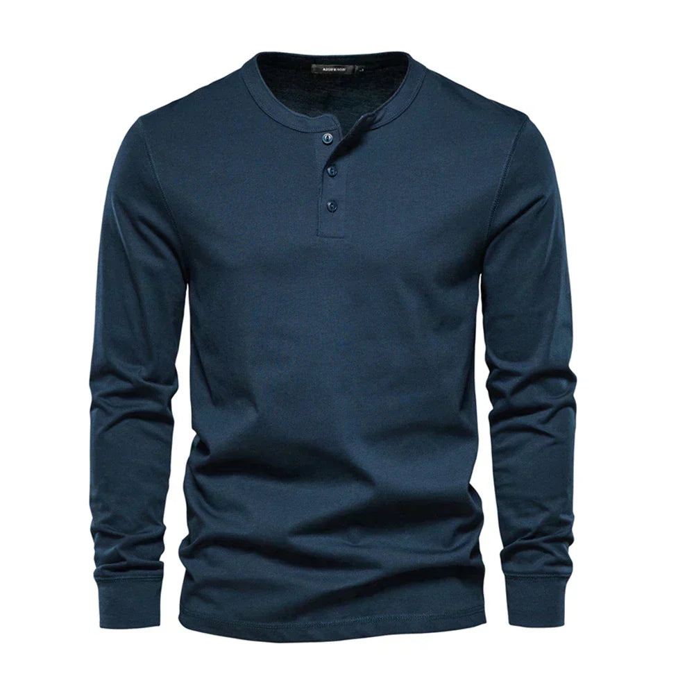 Beige heren Henley T-shirt detailopname van de knoopsluiting