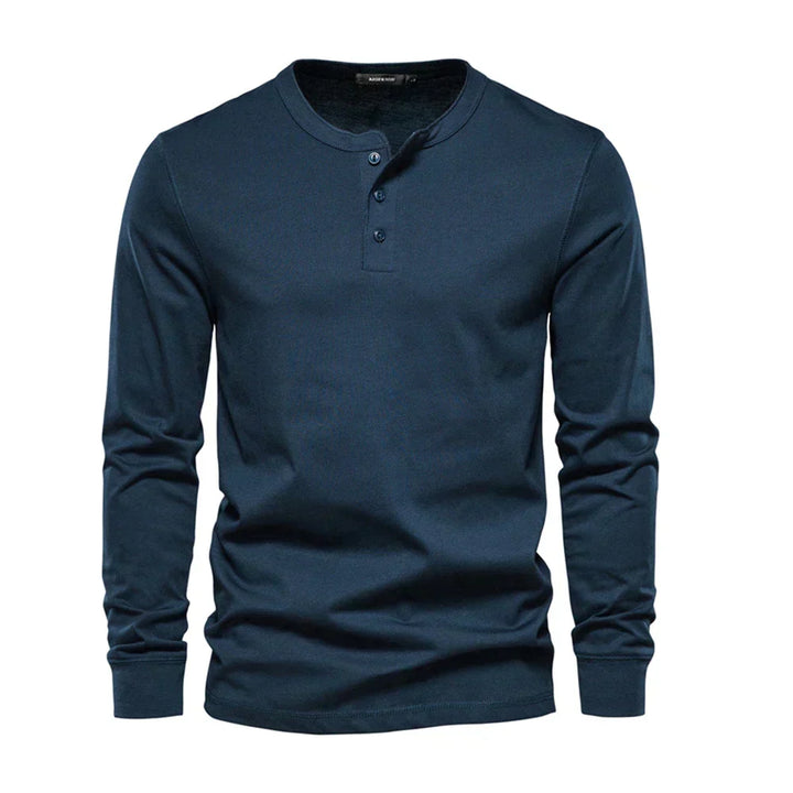 Beige heren Henley T-shirt detailopname van de knoopsluiting