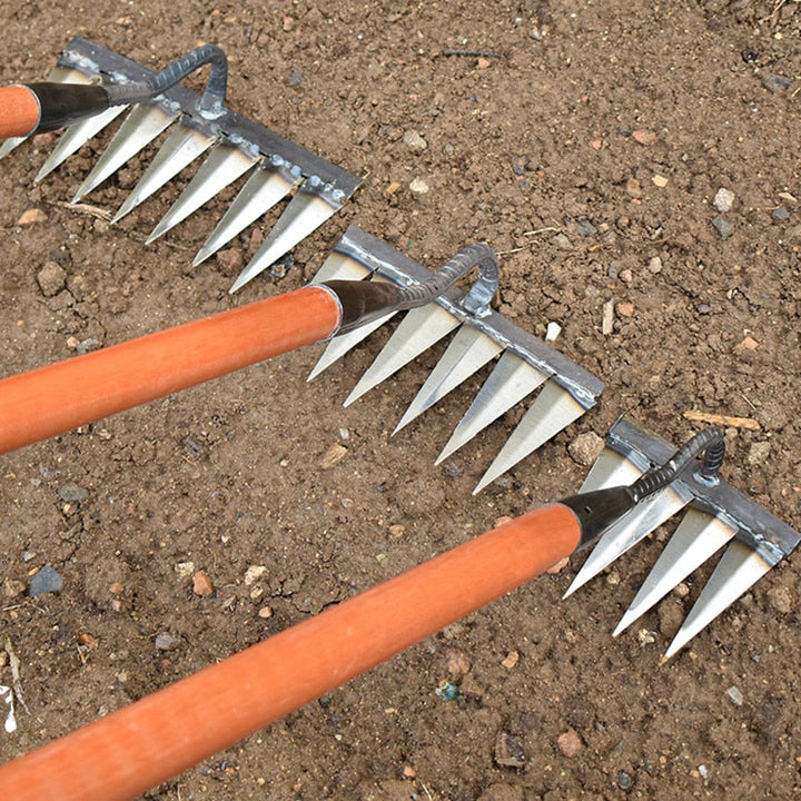 Onkruid hark in actie in de tuin