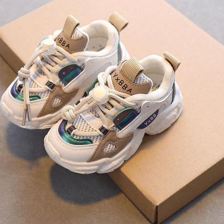 Trendy beige sneakers voor kinderen van dichtbij