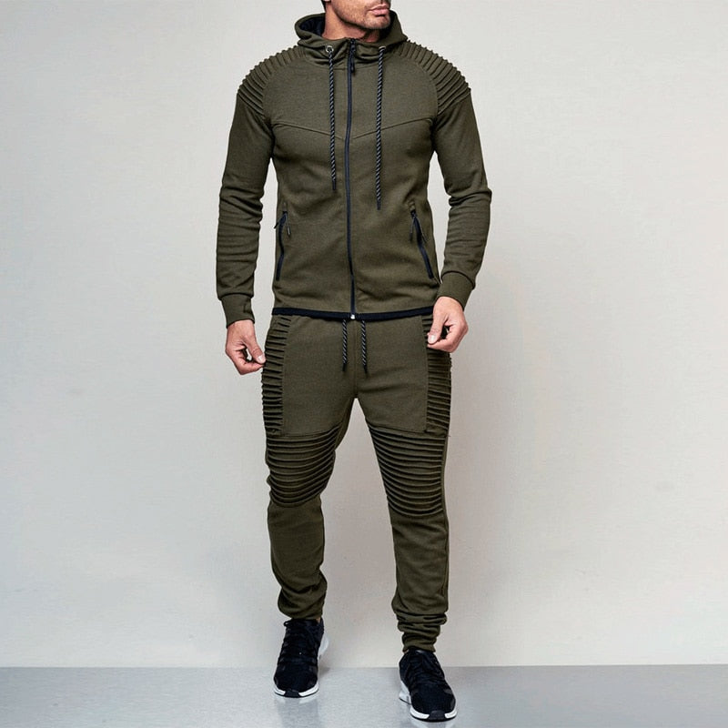 Man draagt donkergroen trainingspak met hoodie en geribbelde details