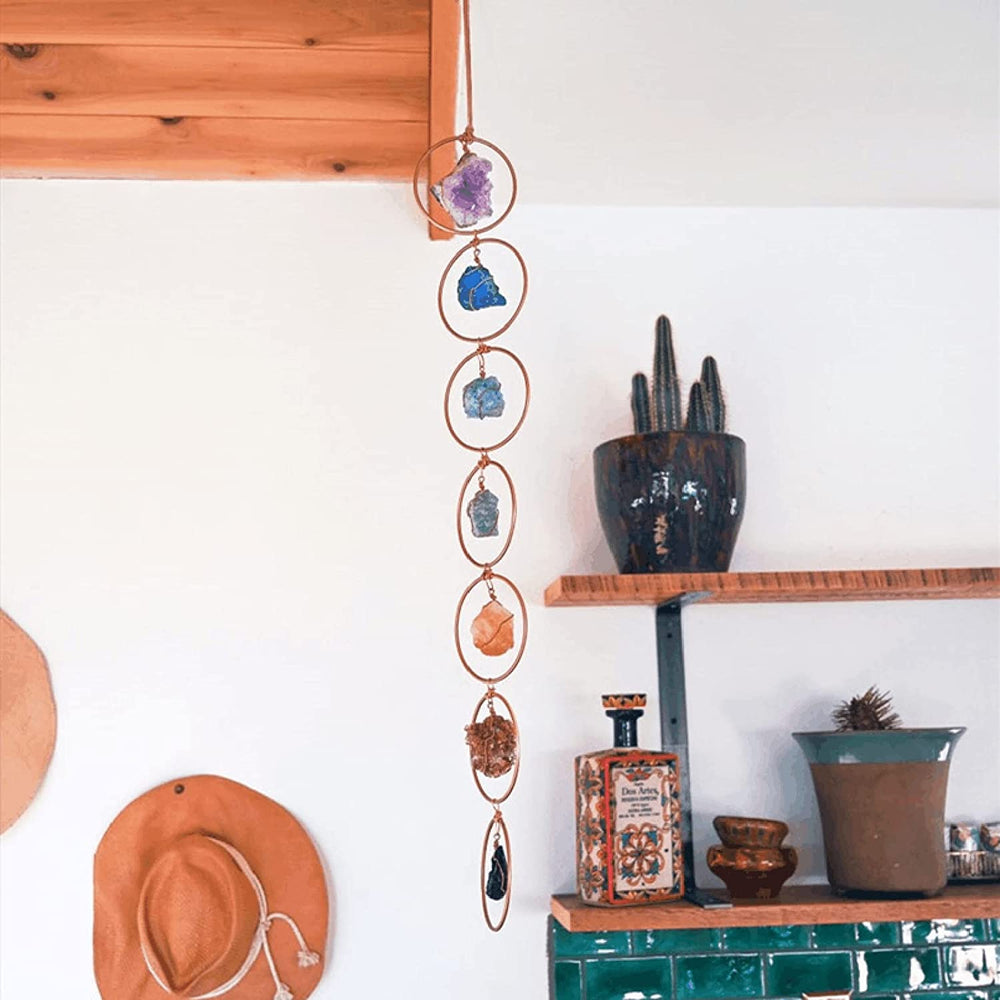 Chakra wanddecoratie hangend aan een houten wand in de woonkamer