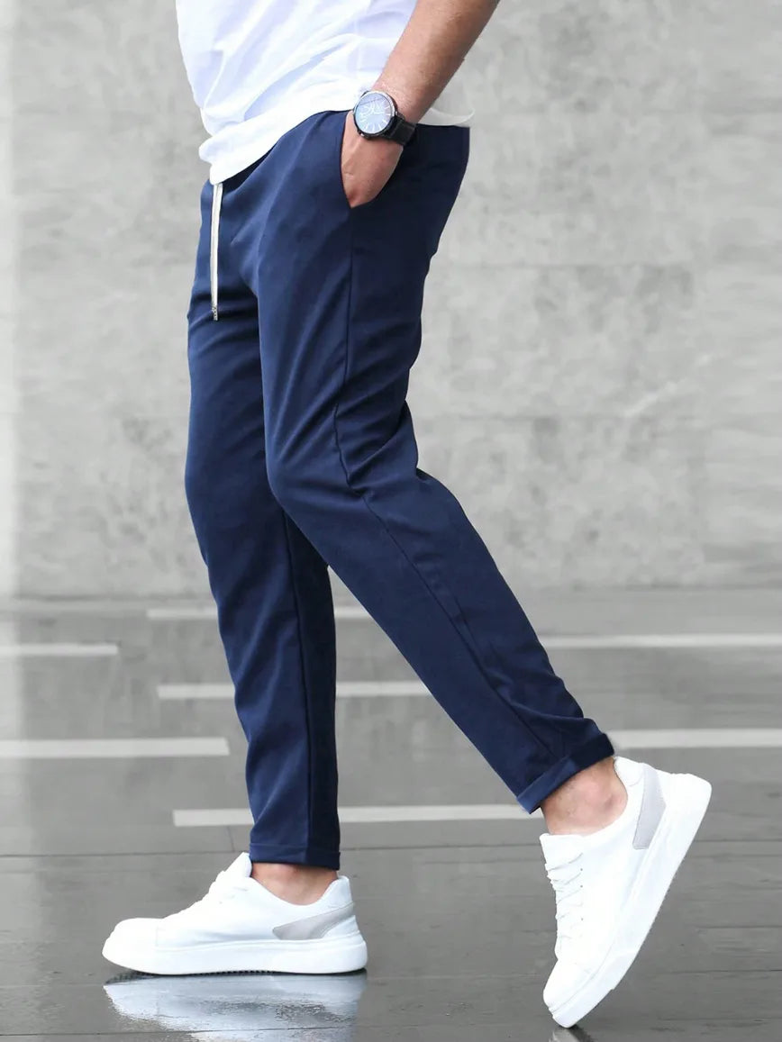 Zijaanzicht van heren slim fit broek in het marineblauw