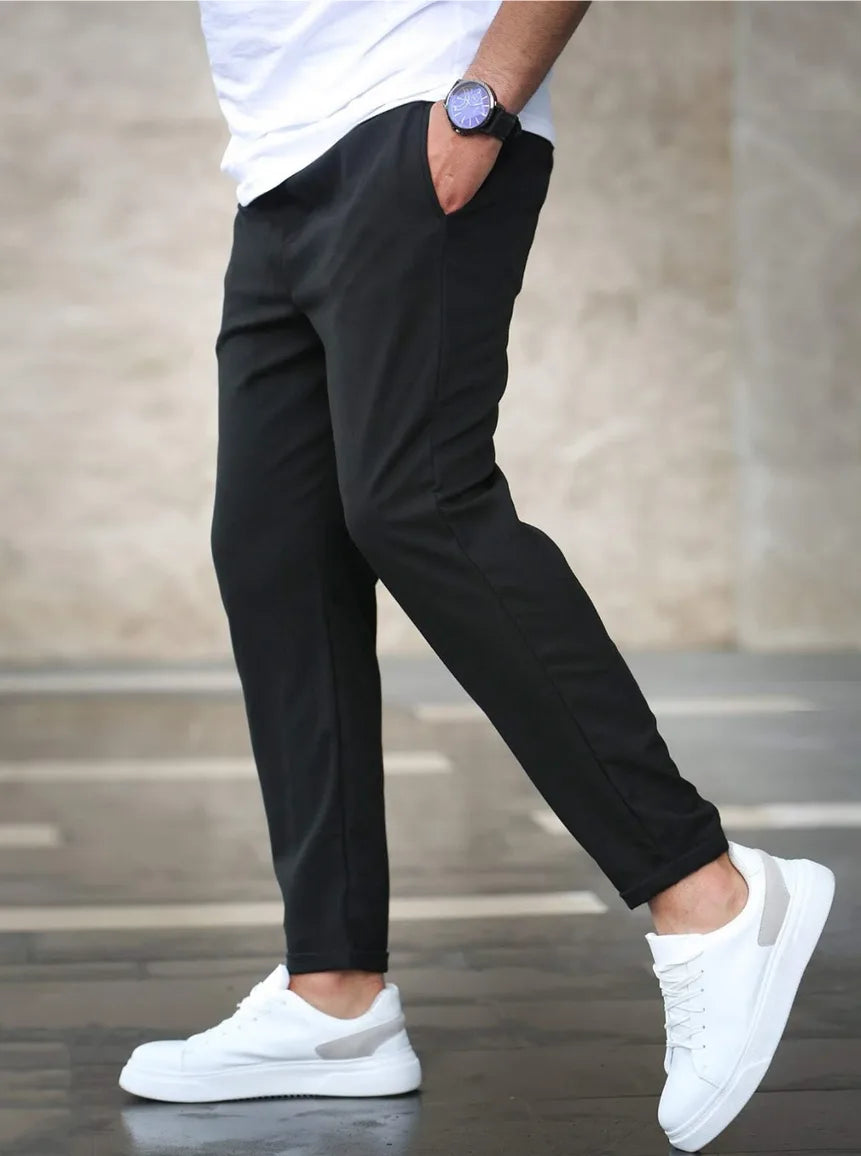 Detailopname van de elastische tailleband op een comfortabele heren slim fit broek