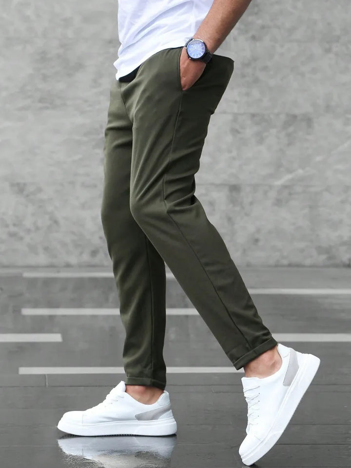 Trendy herenkleding: slim fit tapered broek in modieuze kleur