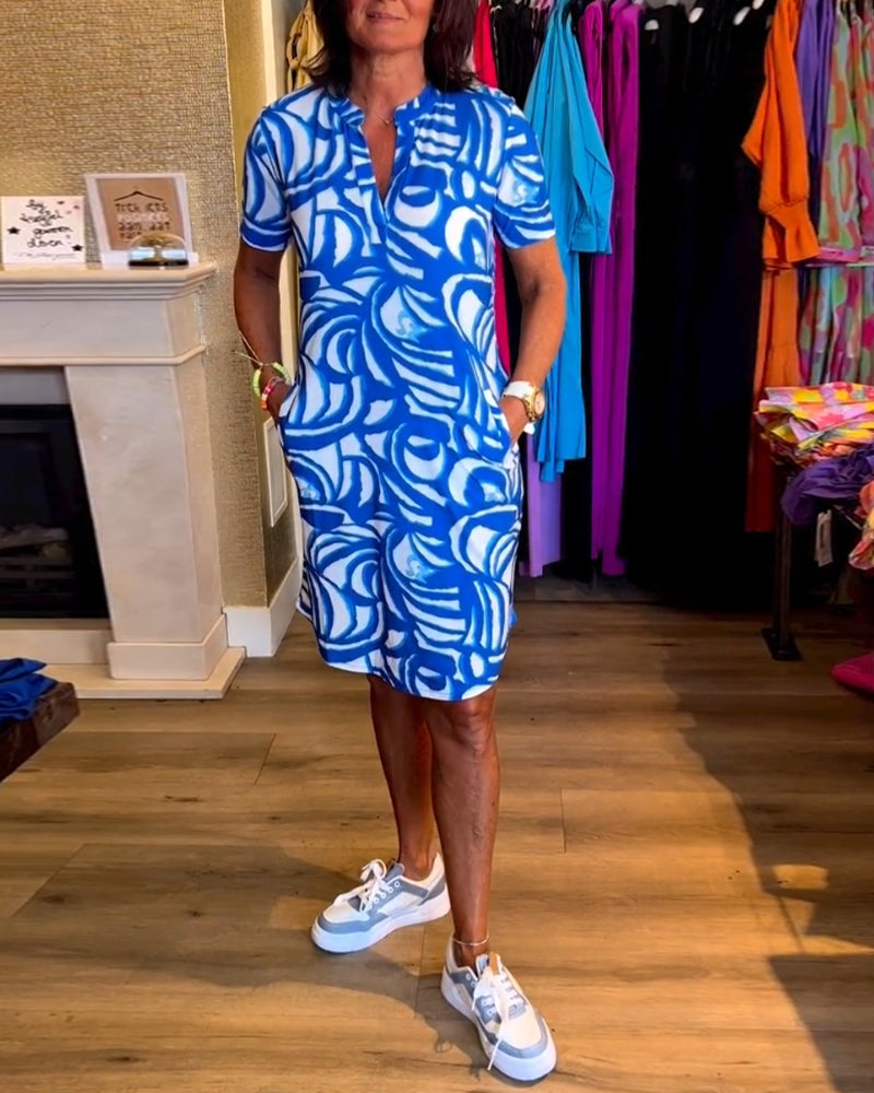 Comfortabele casual Hoymans a-lijn zomerjurk voor dames, met v-hals en vrolijke bloemenprint.