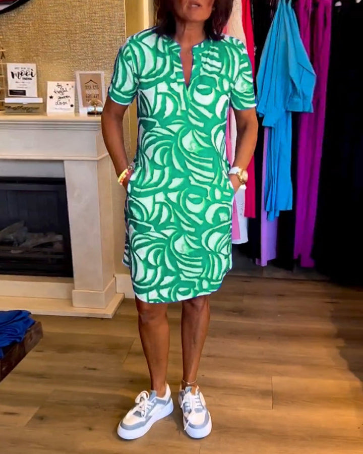 Polyester dames printjurk met korte mouwen en v-hals, losvallend a-lijn model, ideaal als strandjurk.
