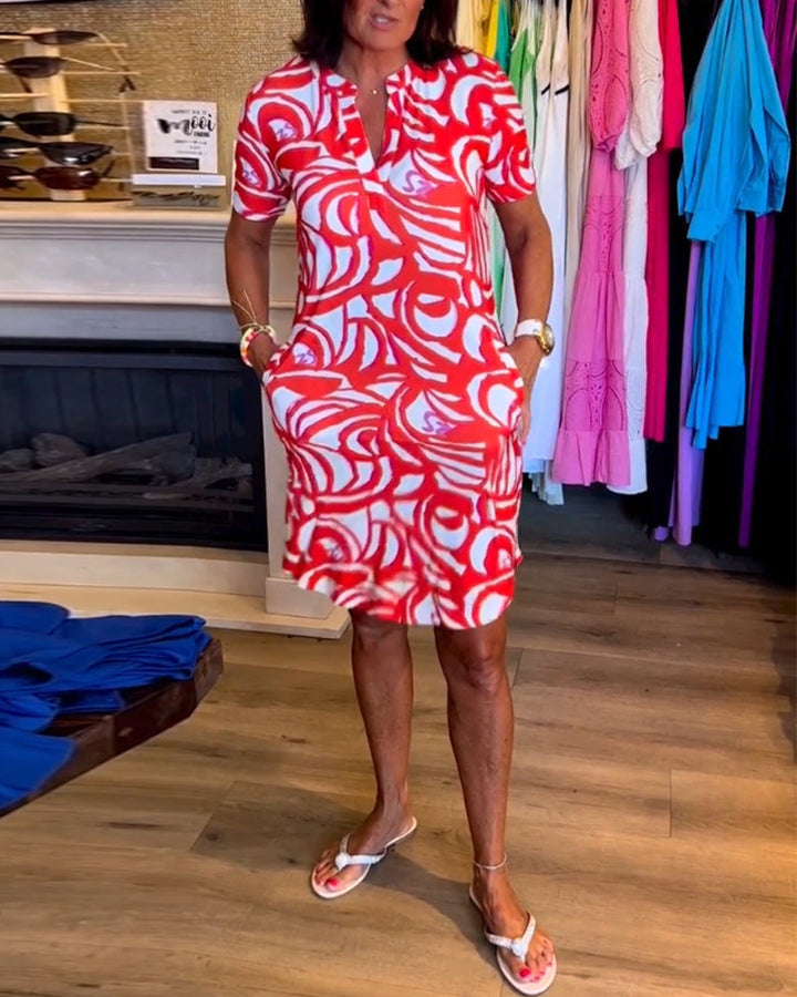Losvallende Hoymans dames zomerjurk met v-hals en bloemige print, perfect voor strand of vakantie.