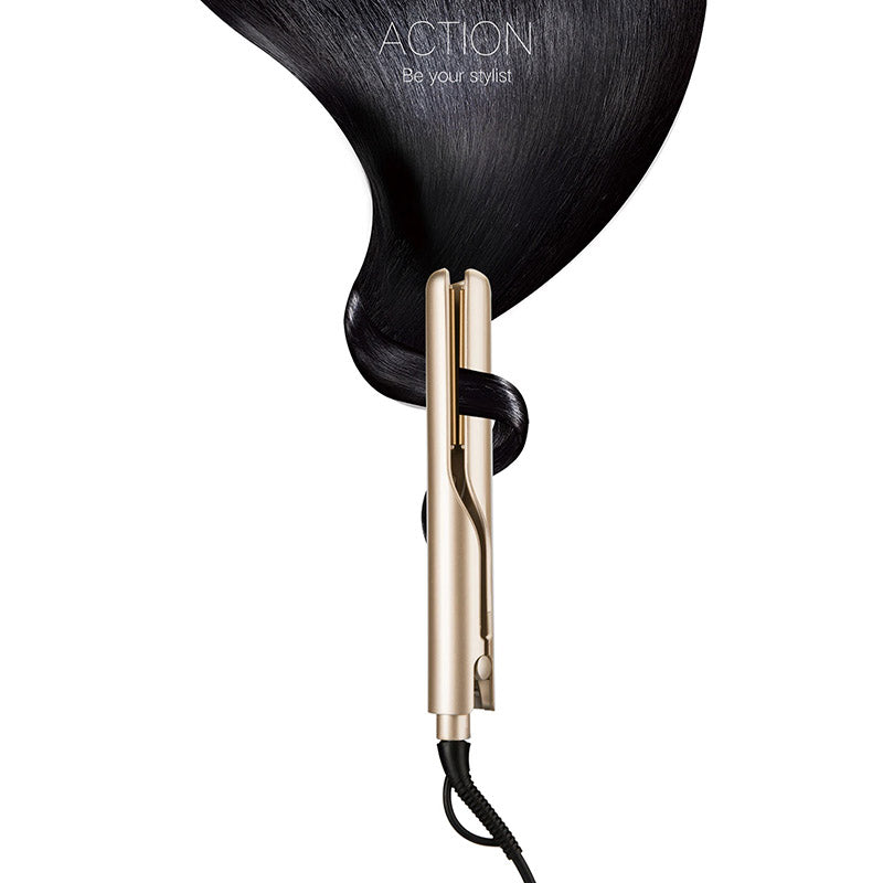 Compacte 2-in-1 haarstyler in dameshand. Klaar voor moeiteloos stijlen of krullen. Haarverzorging beauty.