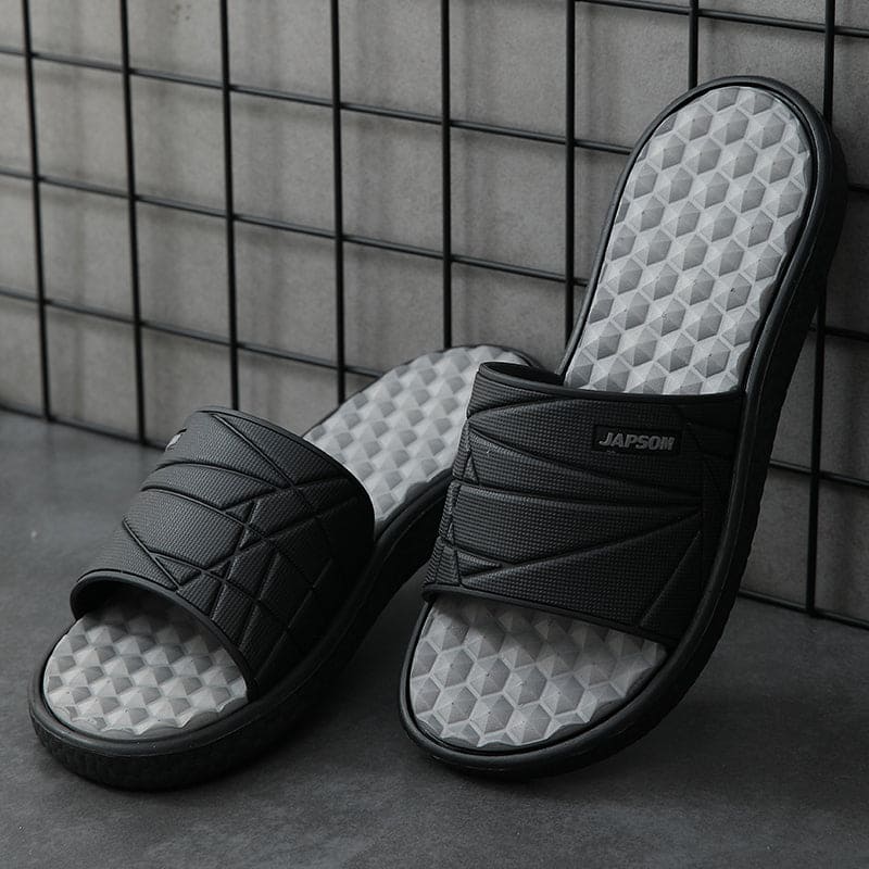 Bruine heren strandslippers, orthopedisch, robuust en comfortabel voor alle zomerse activiteiten.