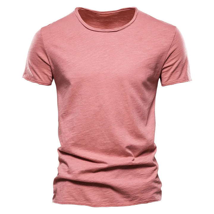 Detail van de ronde hals van het heren T-shirt, nette afwerking, hoogwaardige stof.