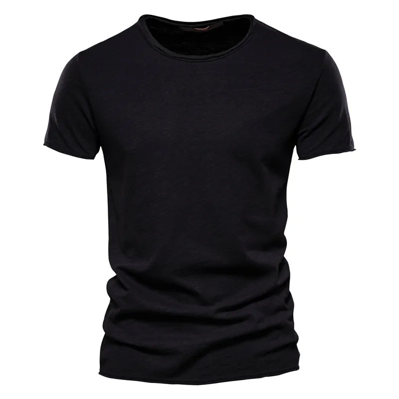 Donkerblauw heren T-shirt, modern ontwerp, kreukvrij, gemakkelijk te combineren.