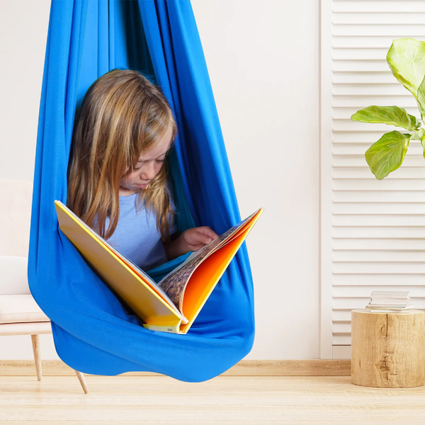 Draaibare therapieschommel voor ontspanning en zintuiglijke ontwikkeling, geschikt voor kinderen en volwassenen binnen.