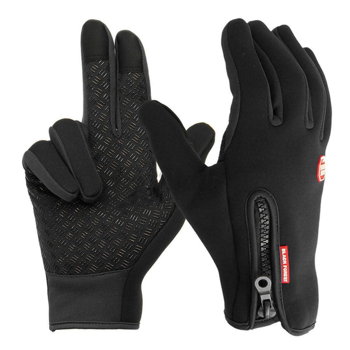 Model draagt warme, winddichte unisex handschoenen tijdens het fietsen. Essentieel voor koudebescherming.