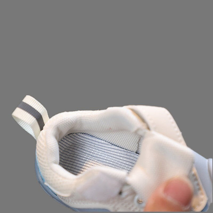 Ademende barefoot schoentjes (beige), ideaal voor natuurlijke voetontwikkeling tijdens kruipen en lopen.