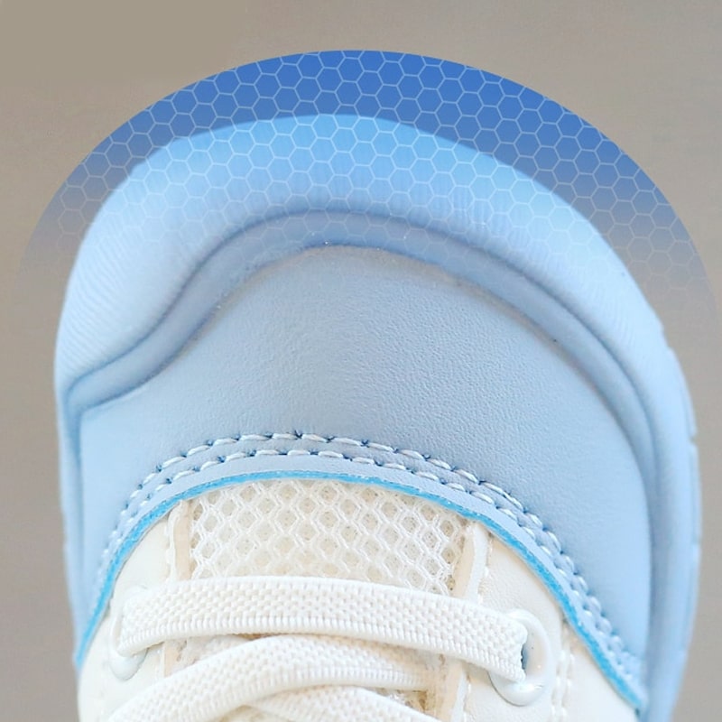 Flexibele barefoot babyschoenen (blauw & beige), essentieel voor natuurlijke voetontwikkeling bij peuters.