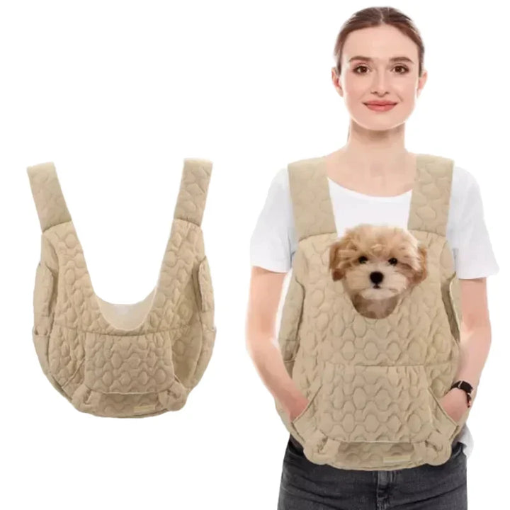 Model met beige RoverRug XL hondendraagtas en puppy