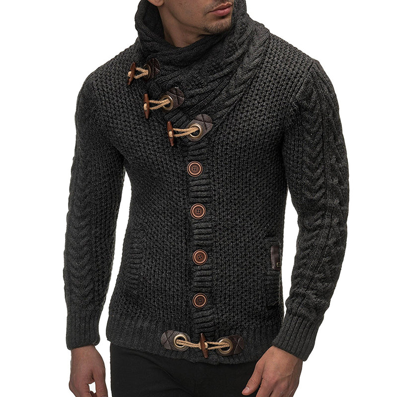 Stijlvol donkergrijs herenvest met hoge kraag en kabelbrei detail, comfortabele pasvorm.