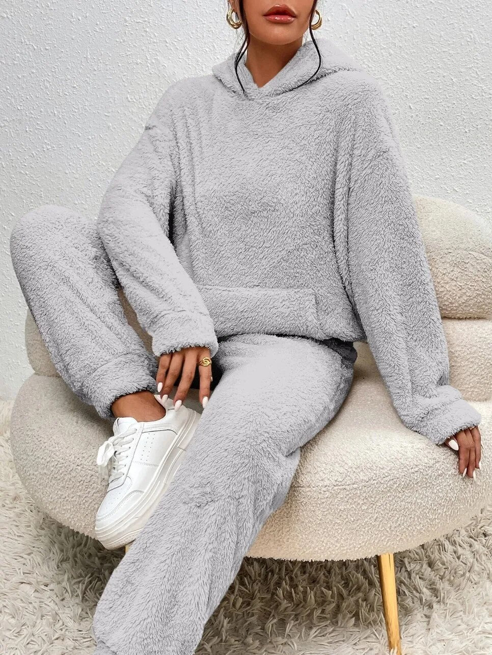 Dit dames teddy huispak met capuchon biedt ultiem comfort en warmte.