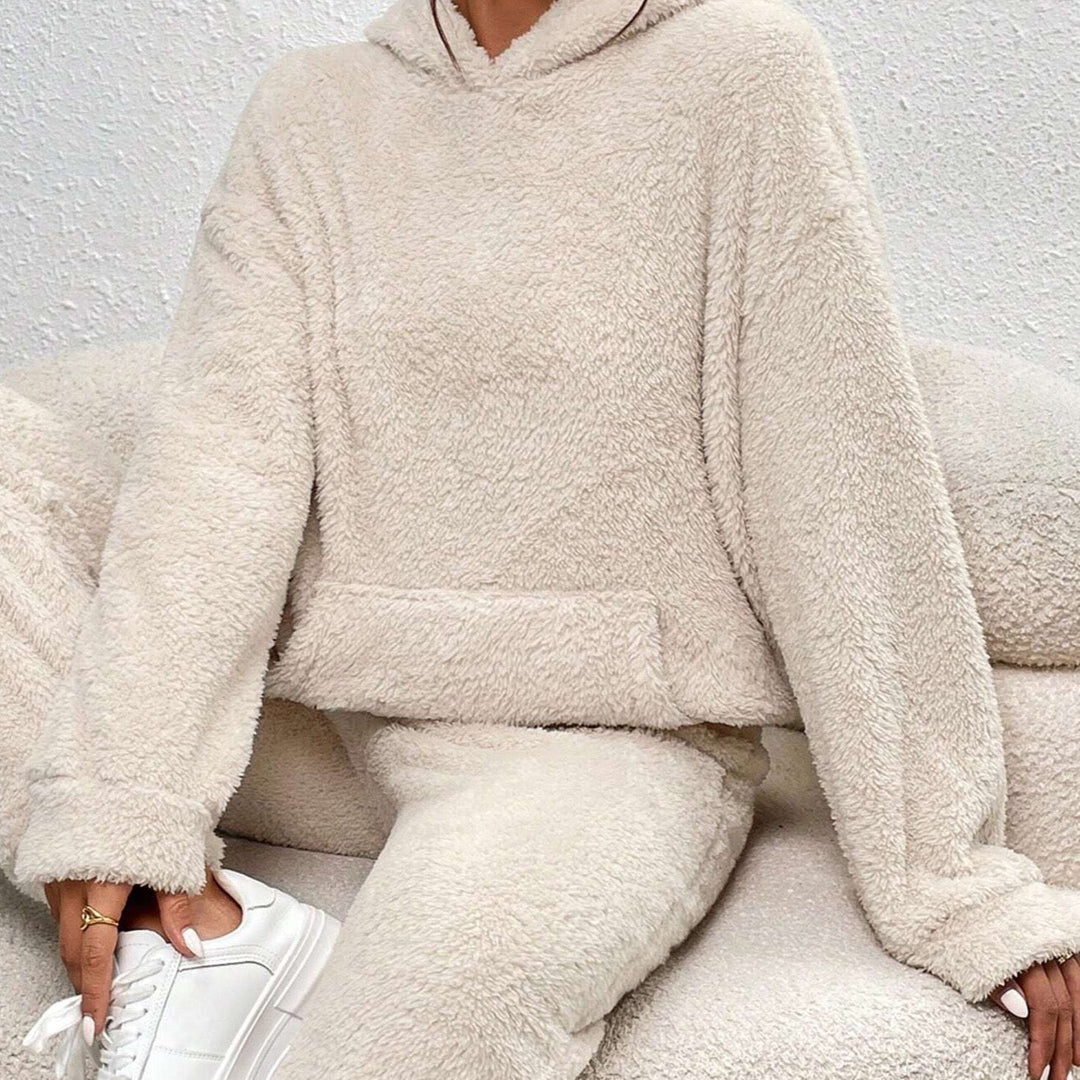Trendy dameshuispak met capuchon van teddy stof, ideaal voor ontspanning en relaxen.