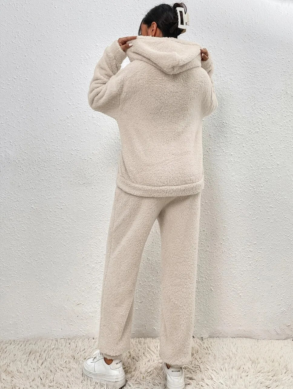 Zacht teddy loungewear huispak voor dames met warme capuchon, ideaal voor winter.