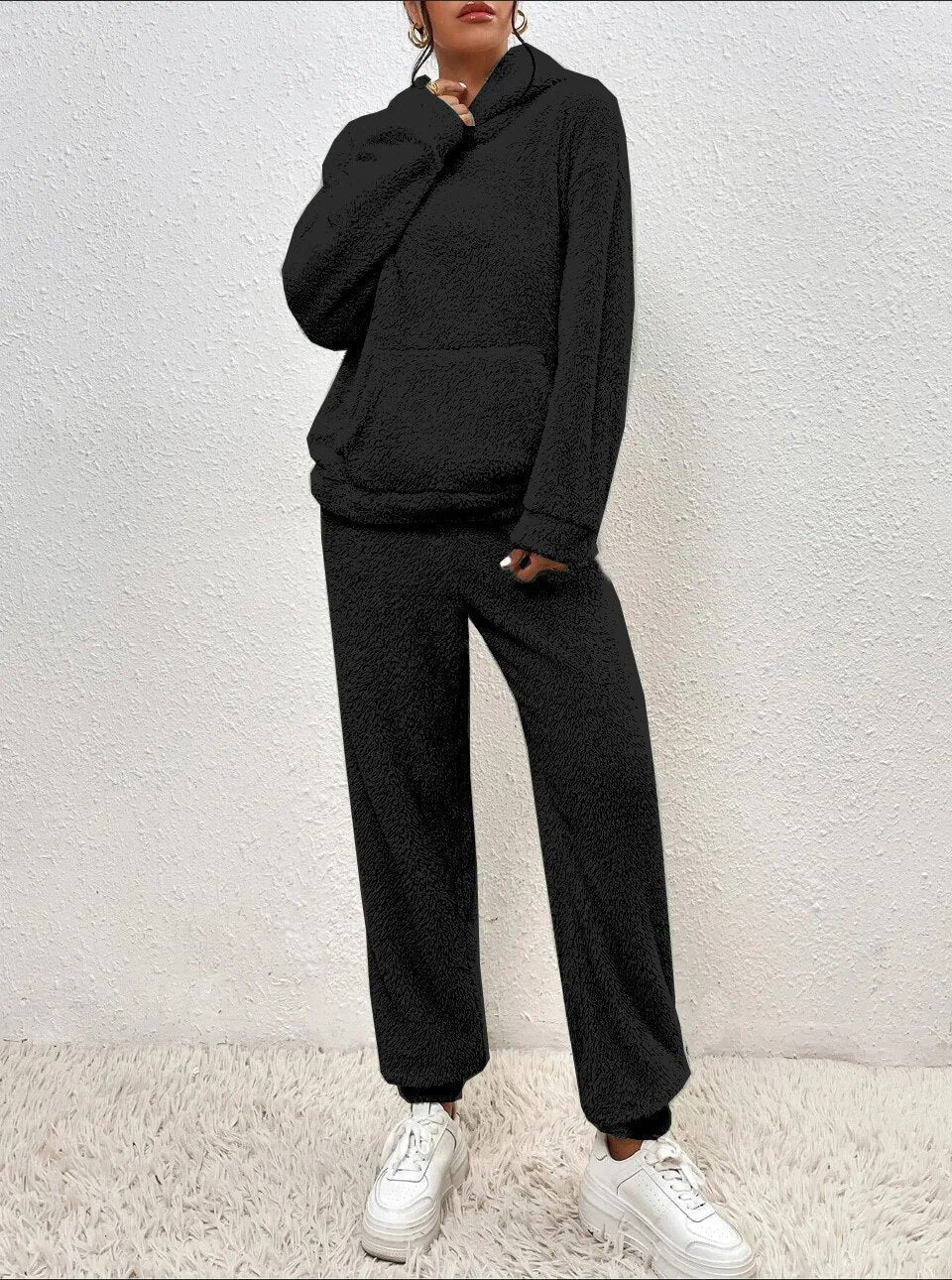 Dames relaxkleding: behaaglijk teddy huispak met capuchon voor comfortabele avonden.