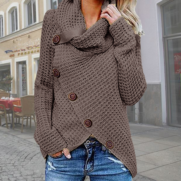 Achterkant van de asymmetrische turtleneck trui, met een moderne en elegante valling.