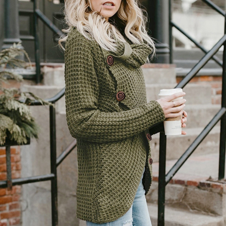 Comfortabele wintermode dameskleding: de oversized turtleneck trui gecombineerd voor een casual look.