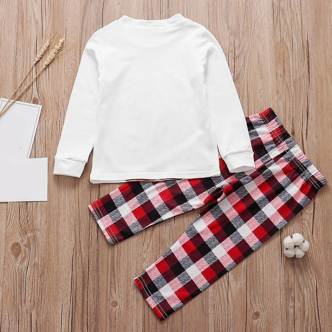 Warme en zachte pyjamaset voor de hele familie, met feestelijke kerstopdruk, heerlijk comfortabel.