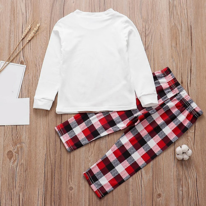 Warme en zachte pyjamaset voor de hele familie, met feestelijke kerstopdruk, heerlijk comfortabel.