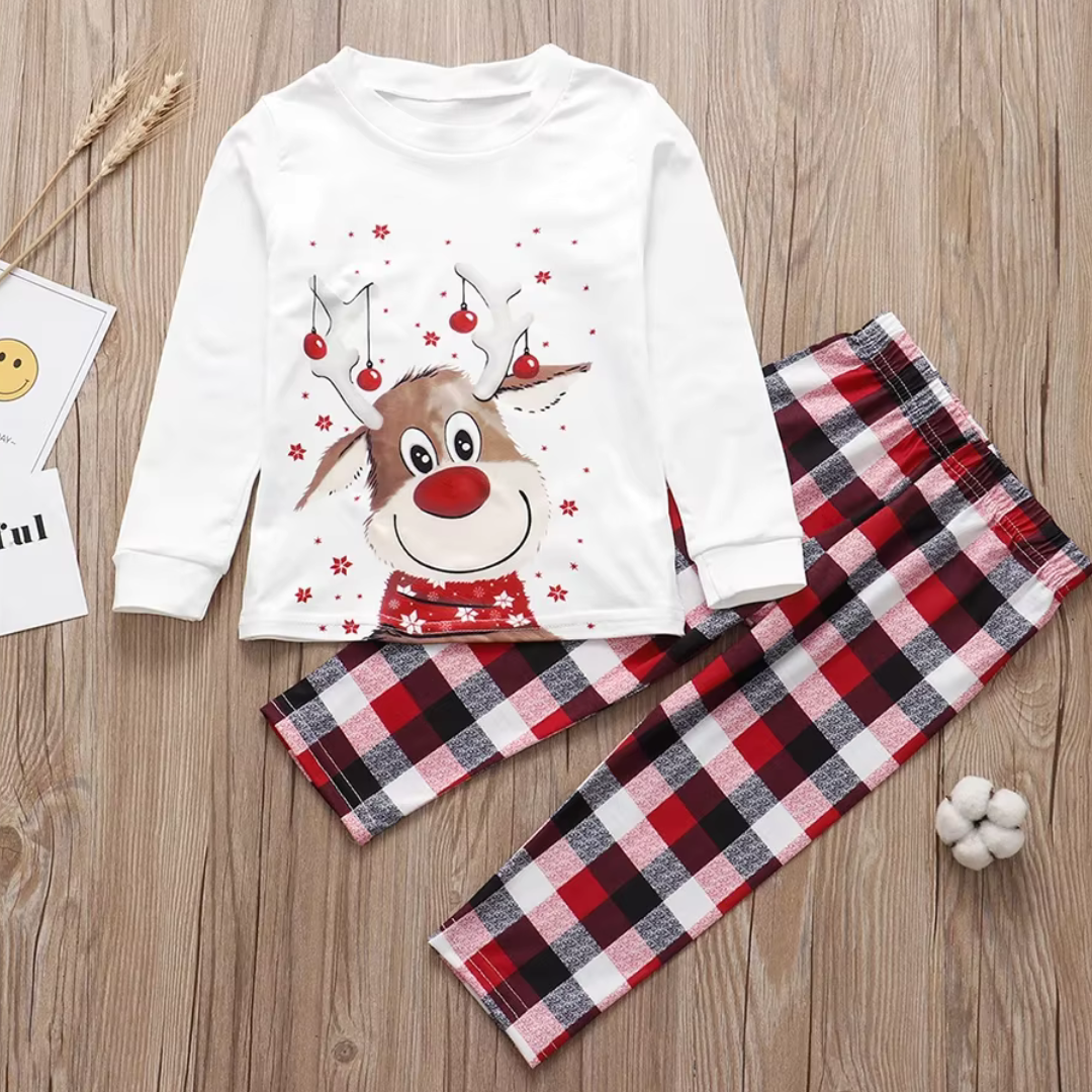 Familie kerstoutfit met bijpassende pyjama's, creëer onvergetelijke, gezellige momenten thuis.