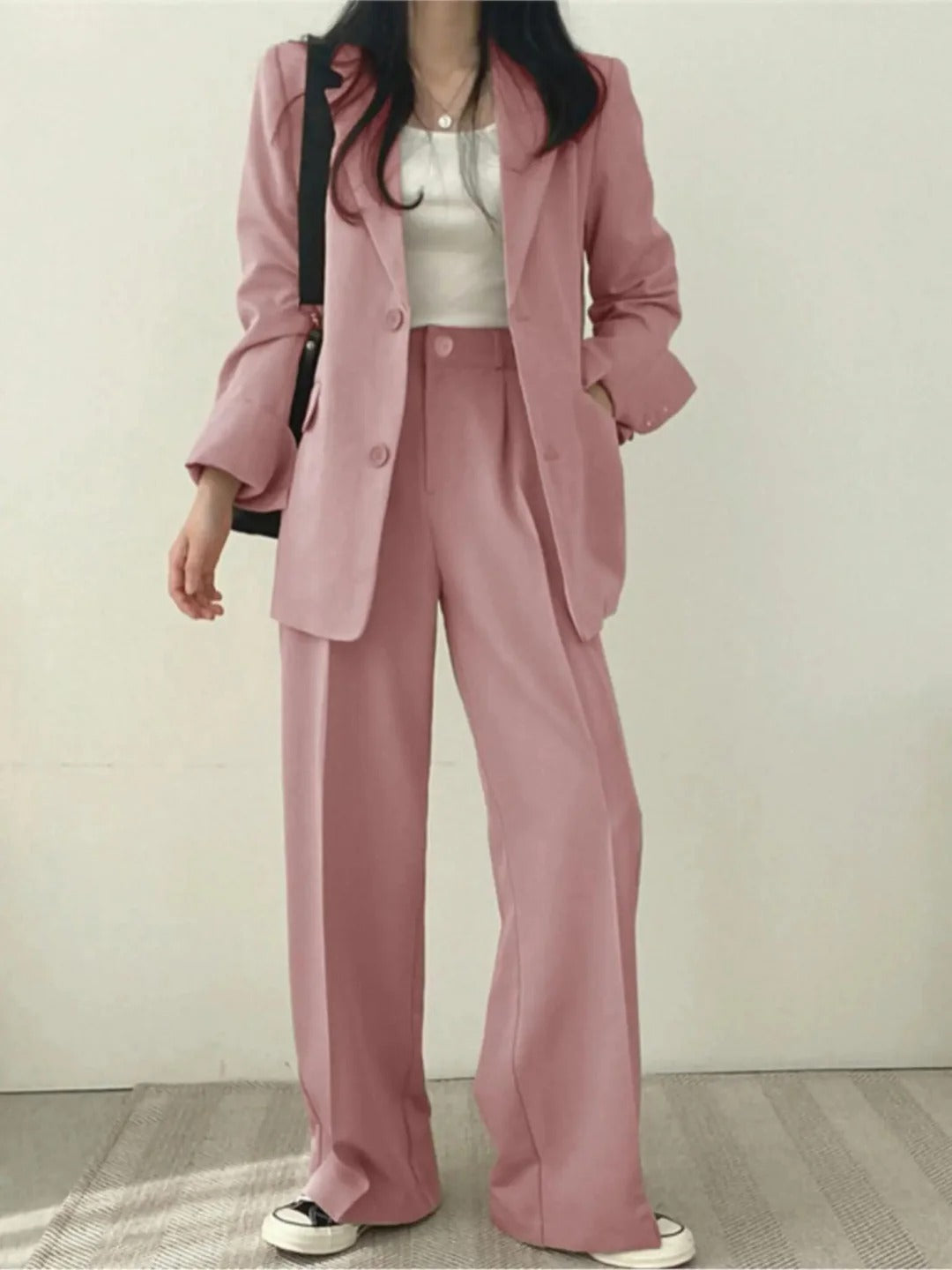 Stijlvol tweedelig damespak Luna in roze gedragen door model
